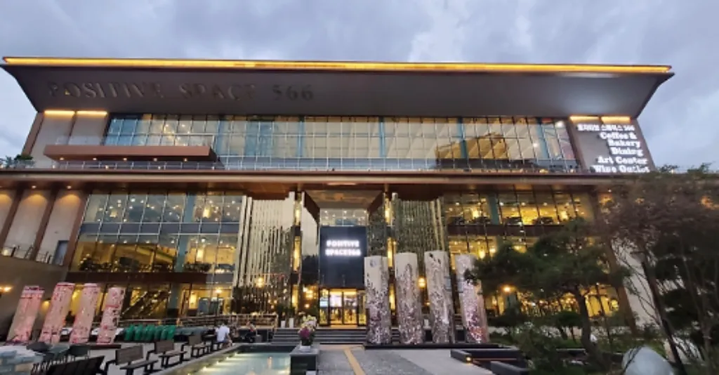 세계에서 가장 큰 카페, 포지티브 스페이스 566